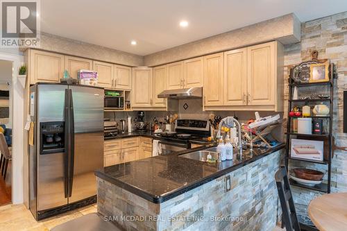 4484 Jenkins Crescent, Mississauga (Hurontario), ON - Indoor Photo Showing Kitchen