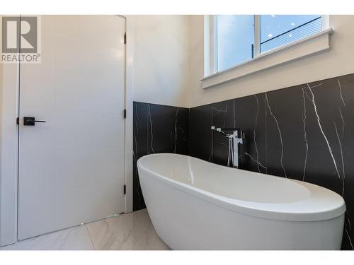 1055 Forden Place, Kamloops, BC - Indoor Photo Showing Bathroom