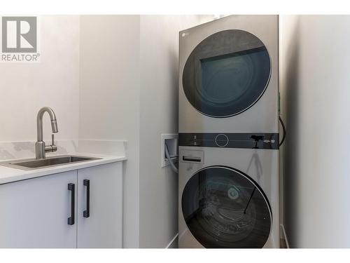 1055 Forden Place, Kamloops, BC - Indoor Photo Showing Laundry Room