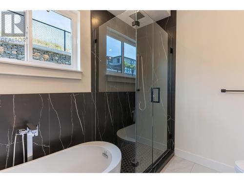 1055 Forden Place, Kamloops, BC - Indoor Photo Showing Bathroom