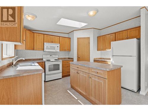 724 Devon Street Unit# 59, Creston, BC - Indoor Photo Showing Kitchen With Double Sink