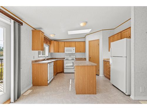 724 Devon Street Unit# 59, Creston, BC - Indoor Photo Showing Kitchen