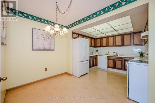 1705 - 2180 Marine Drive, Oakville (Bronte West), ON - Indoor Photo Showing Kitchen With Double Sink