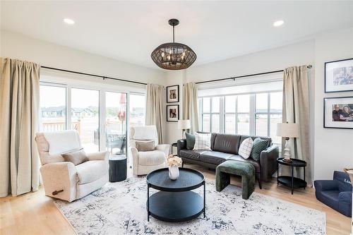 306 Duchek Drive, Ritchot Rm, MB - Indoor Photo Showing Living Room