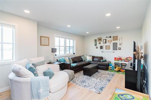 306 Duchek Drive, Ritchot Rm, MB - Indoor Photo Showing Living Room