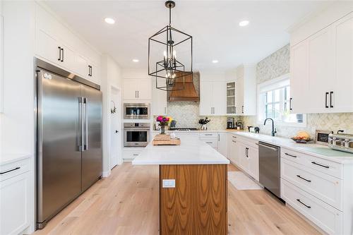 306 Duchek Drive, Ritchot Rm, MB - Indoor Photo Showing Kitchen With Upgraded Kitchen