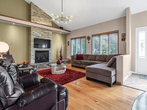 Living room - 382 Rue St-Aubin, Vaudreuil-Dorion, QC - Indoor Photo Showing Living Room With Fireplace