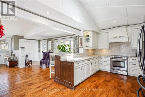 217 Slater Crescent, Oakville (Old Oakville), ON - Indoor Photo Showing Kitchen With Upgraded Kitchen