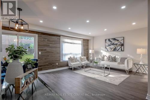 118 Mowat Crescent, Halton Hills, ON - Indoor Photo Showing Living Room