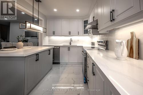 118 Mowat Crescent, Halton Hills (Georgetown), ON - Indoor Photo Showing Kitchen With Upgraded Kitchen