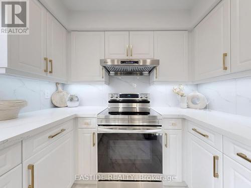 3282 Dragon Drive, Mississauga (Fairview), ON - Indoor Photo Showing Kitchen