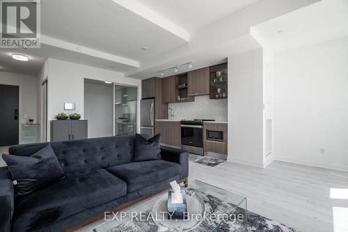 307 - 405 Dundas Street W, Oakville, ON - Indoor Photo Showing Living Room