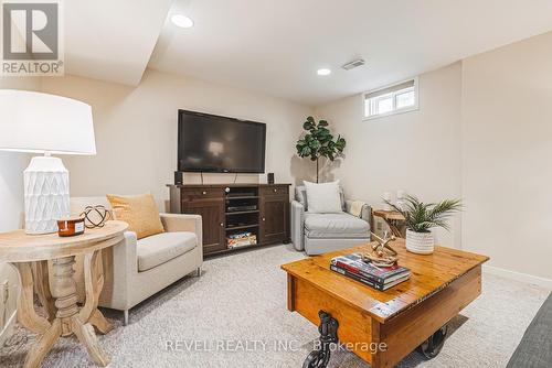 7399 Bell School Line, Milton (Nelson), ON - Indoor Photo Showing Living Room