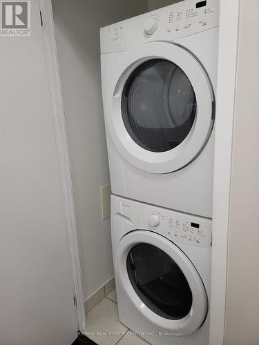 1711 - 360 Square One Drive, Mississauga (City Centre), ON - Indoor Photo Showing Laundry Room