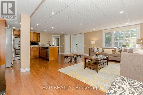 4 Champion Court, Brampton (Credit Valley), ON - Indoor Photo Showing Living Room