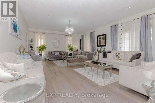 4 Champion Court, Brampton (Credit Valley), ON - Indoor Photo Showing Living Room