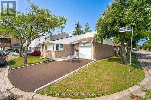 8 Giles Court, Toronto (Mount Olive-Silverstone-Jamestown), ON - Outdoor