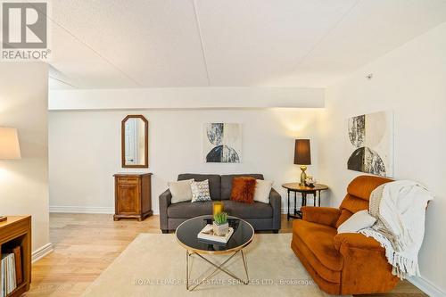 210 - 1460 Bishops Gate, Oakville (Glen Abbey), ON - Indoor Photo Showing Living Room