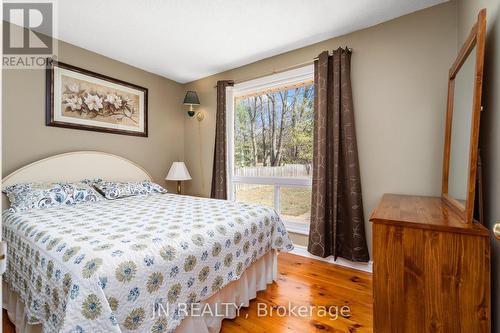 322 Oxbow Park Drive, Wasaga Beach, ON - Indoor Photo Showing Bedroom