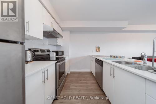 10 - 252 Penetanguishene Road, Barrie (Georgian Drive), ON - Indoor Photo Showing Kitchen With Double Sink