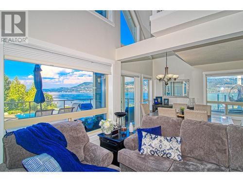 6985 Barcelona Drive Unit# 24, Kelowna, BC - Indoor Photo Showing Living Room