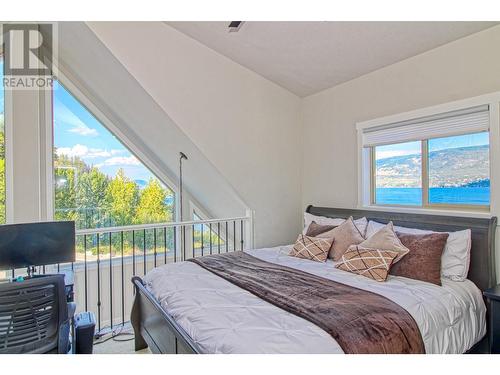 6985 Barcelona Drive Unit# 24, Kelowna, BC - Indoor Photo Showing Bedroom