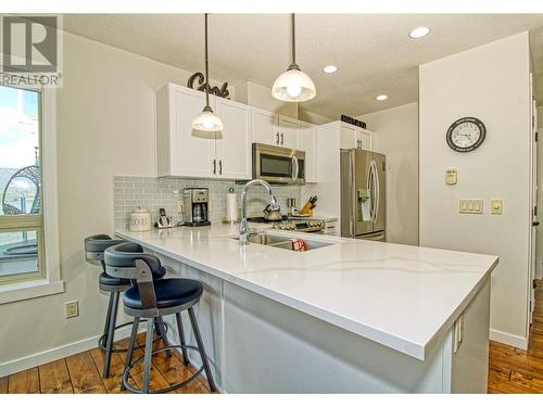 6985 Barcelona Drive Unit# 24, Kelowna, BC - Indoor Photo Showing Kitchen With Double Sink With Upgraded Kitchen