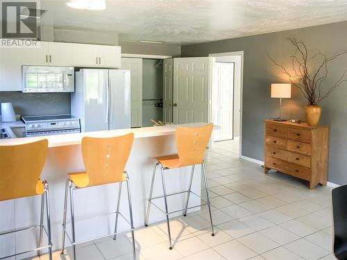 16709 Maki Road, Lake Country, BC - Indoor Photo Showing Kitchen