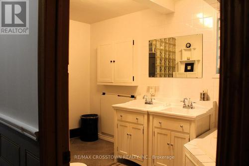 869 10Th Line, Innisfil, ON - Indoor Photo Showing Bathroom