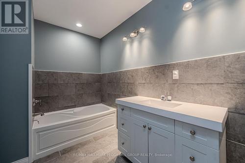 1923 10Th Line, Innisfil, ON - Indoor Photo Showing Bathroom