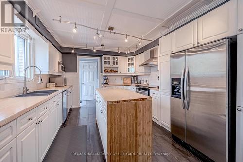 1923 10Th Line, Innisfil, ON - Indoor Photo Showing Kitchen With Double Sink