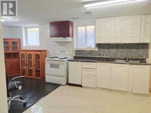 20 Moffatt Avenue, Brampton (Fletcher'S West), ON - Indoor Photo Showing Kitchen With Double Sink