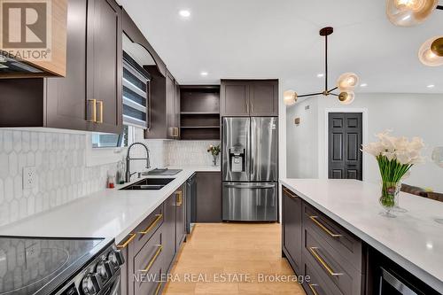 143 Luxury Avenue, Bradford West Gwillimbury (Bradford), ON - Indoor Photo Showing Kitchen With Stainless Steel Kitchen With Double Sink With Upgraded Kitchen