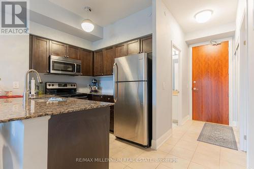 321 - 4700 Highway 7 Road, Vaughan, ON - Indoor Photo Showing Kitchen With Stainless Steel Kitchen With Double Sink With Upgraded Kitchen