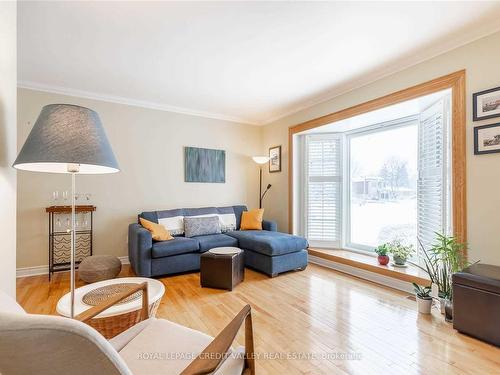 535 Taplow Cres, Oakville, ON - Indoor Photo Showing Living Room