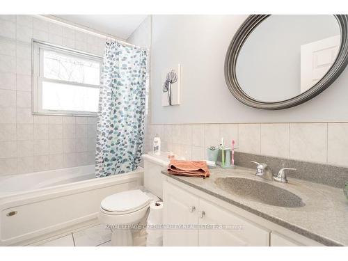 535 Taplow Cres, Oakville, ON - Indoor Photo Showing Bathroom