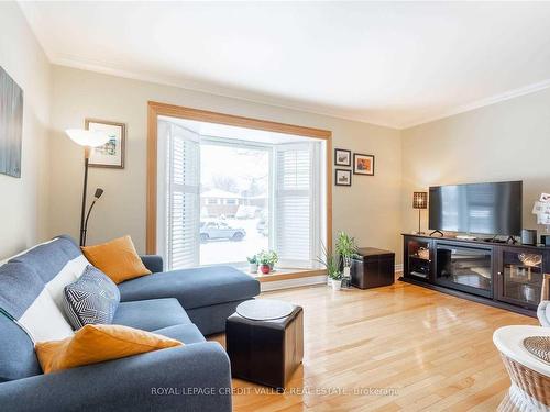 535 Taplow Cres, Oakville, ON - Indoor Photo Showing Living Room