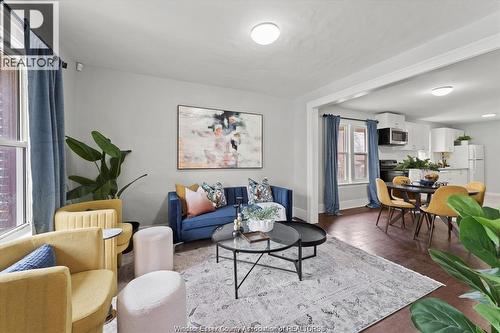 1014 Felix Avenue, Windsor, ON - Indoor Photo Showing Living Room