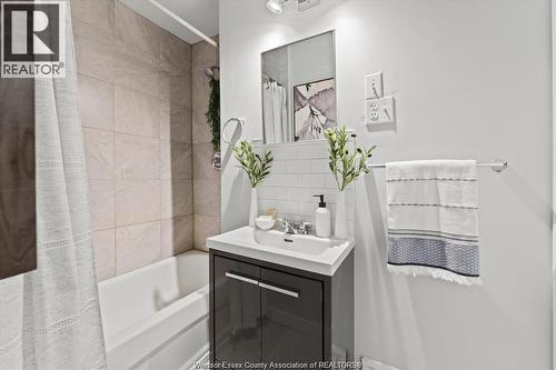 1014 Felix Avenue, Windsor, ON - Indoor Photo Showing Bathroom