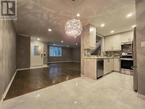 C5 - 108 Finch Avenue W, Toronto, ON - Indoor Photo Showing Kitchen