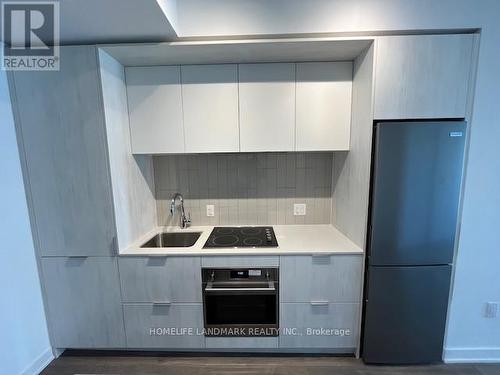 722 - 35 Tubman Avenue, Toronto (Regent Park), ON - Indoor Photo Showing Kitchen