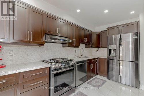 108 - 108 Spadina Road, Brampton, ON - Indoor Photo Showing Kitchen With Upgraded Kitchen