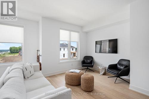 1953 Upperpoint Gate, London, ON - Indoor Photo Showing Living Room