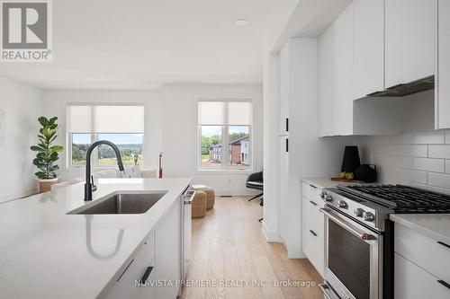 1953 Upperpoint Gate, London, ON - Indoor Photo Showing Kitchen With Upgraded Kitchen