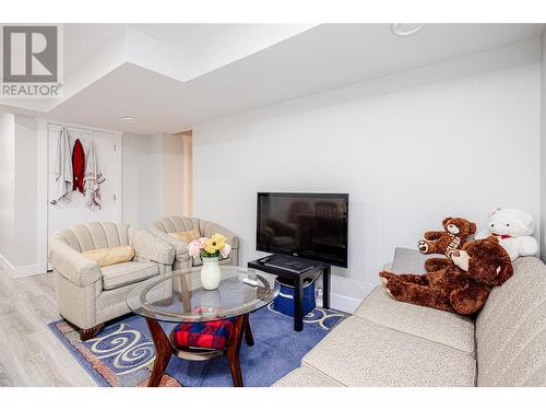 245 Adventure Road, Kelowna, BC - Indoor Photo Showing Living Room