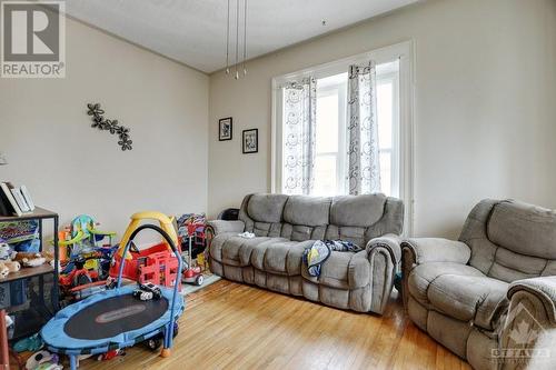 389 Edward Street S, Prescott, ON - Indoor Photo Showing Living Room