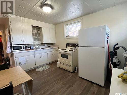 1320 6Th Avenue N, Saskatoon, SK - Indoor Photo Showing Kitchen With Double Sink