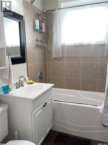 1320 6Th Avenue N, Saskatoon, SK - Indoor Photo Showing Bathroom