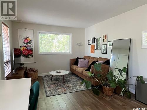 1320 6Th Avenue N, Saskatoon, SK - Indoor Photo Showing Living Room