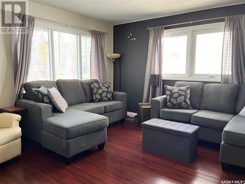 1320 6Th Avenue N, Saskatoon, SK - Indoor Photo Showing Living Room